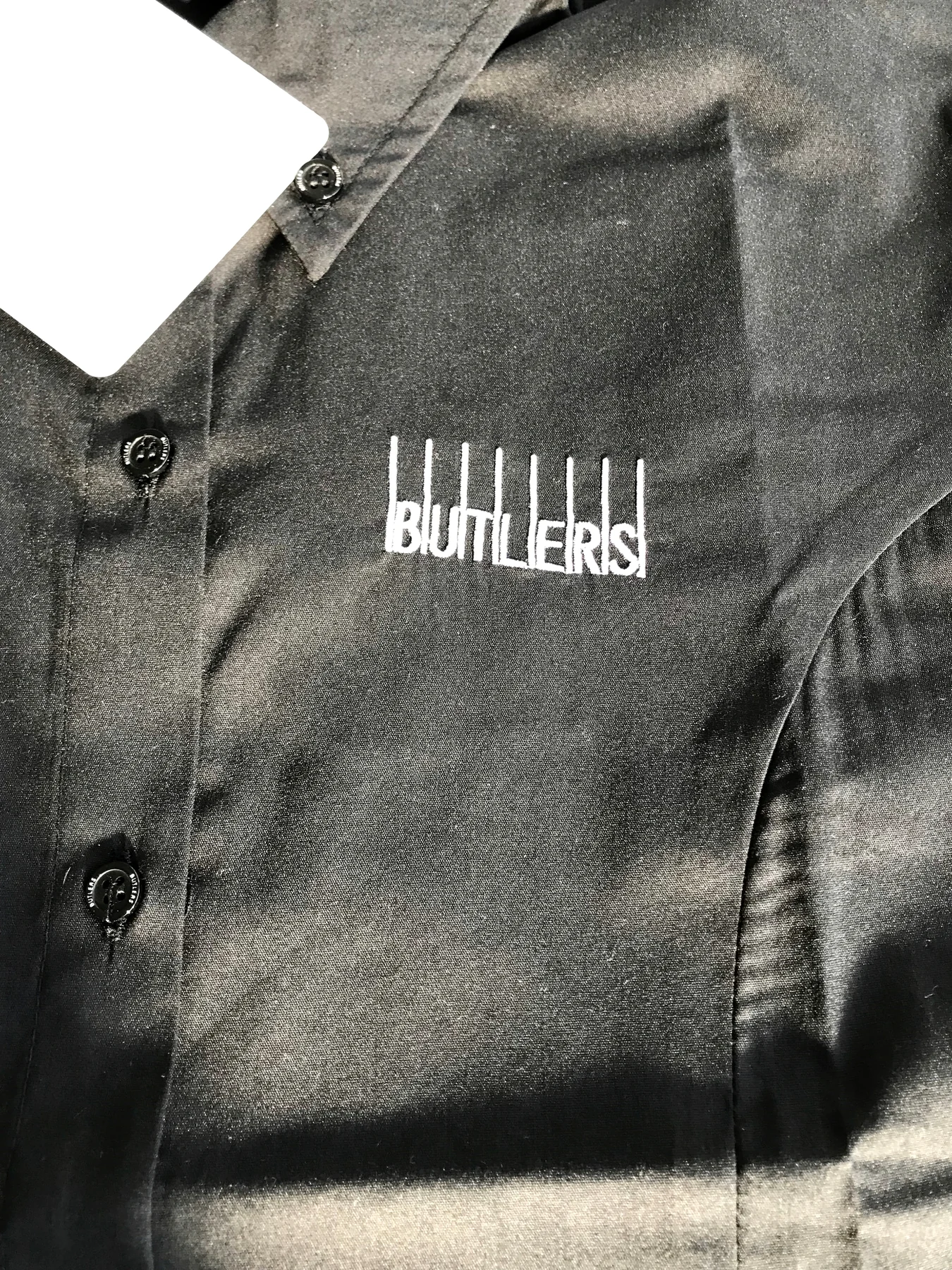 BUTLERS Stickerei auf schwarzem Hemd
