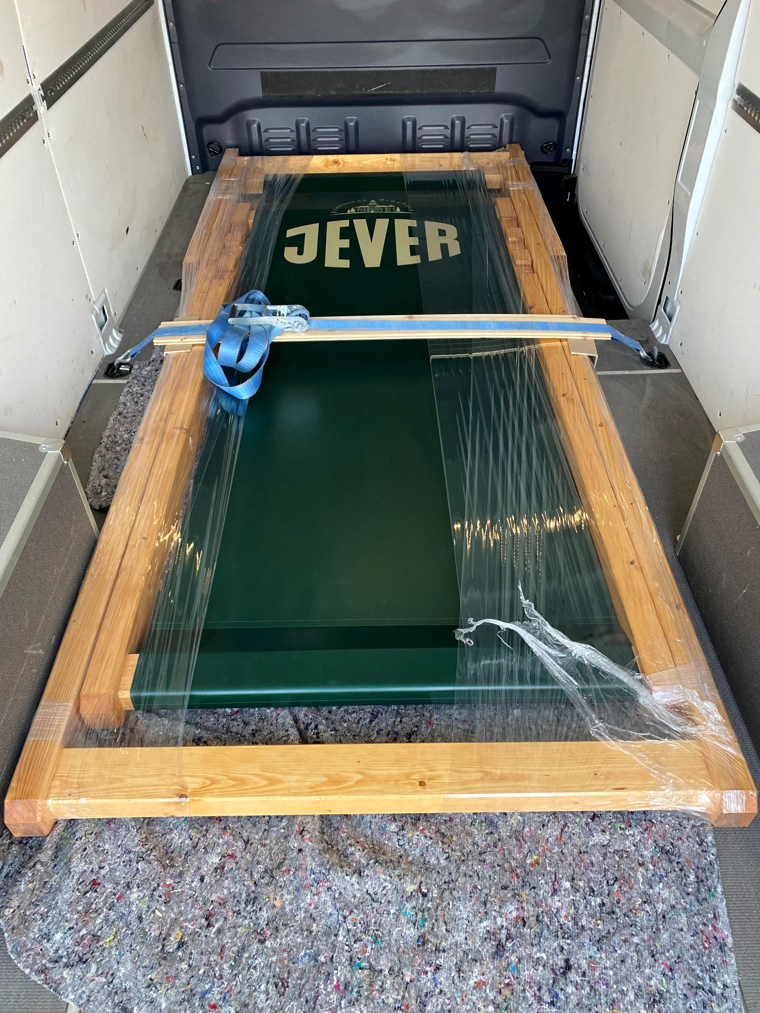 Transportsicher verpackter JEVER XXL-Holzliegestuhl im Fahrzeug