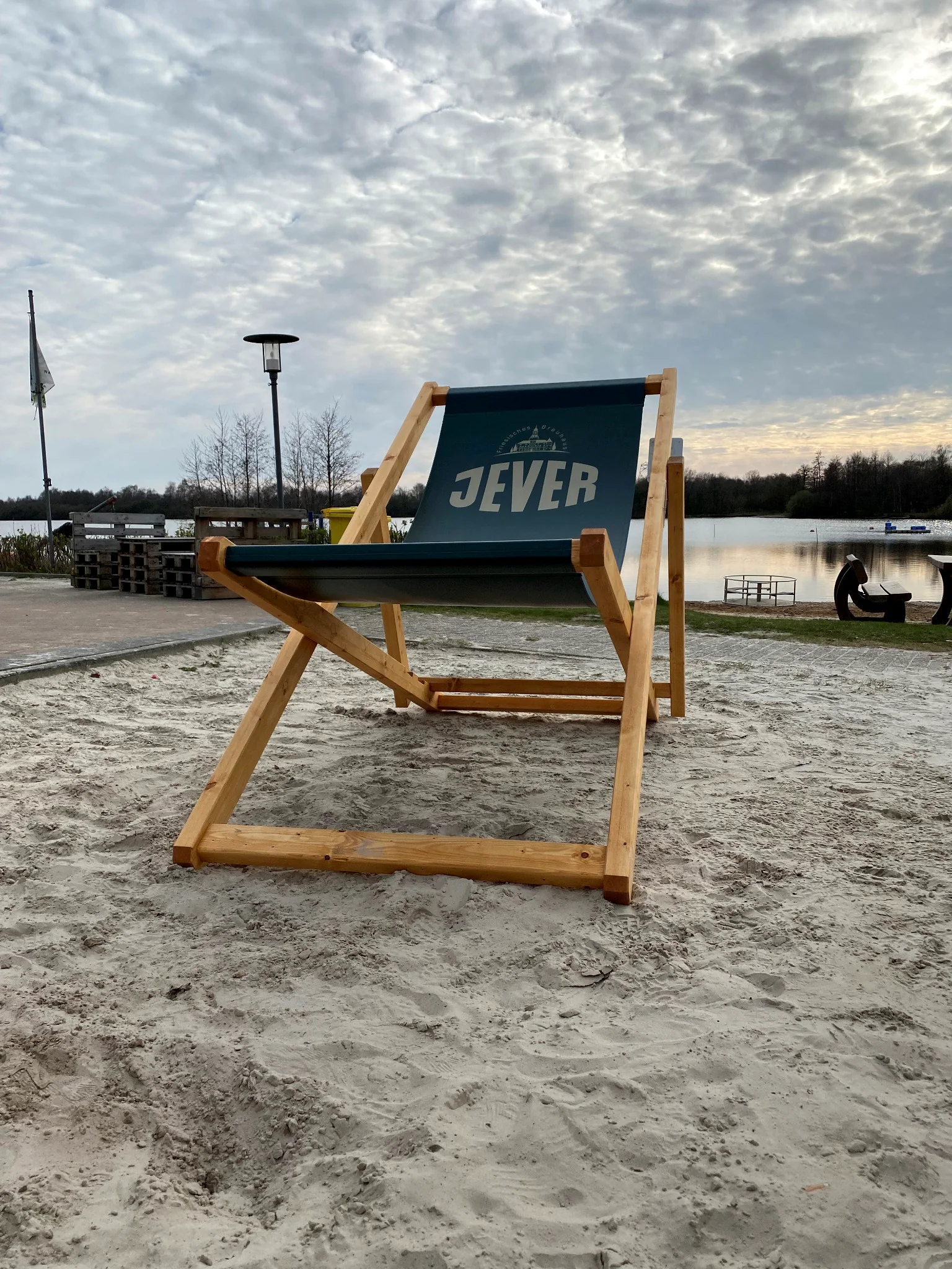 JEVER XXL-Holzliegestuhl als Blickfang am See
