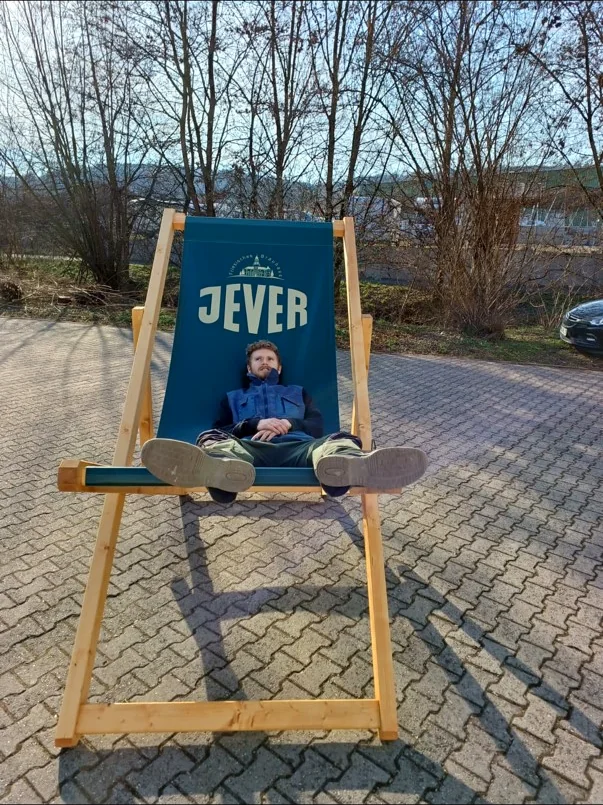 Person im JEVER XXL-Holzliegestuhl