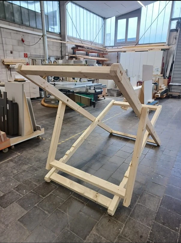 Rohbau des massiven Holzgestells