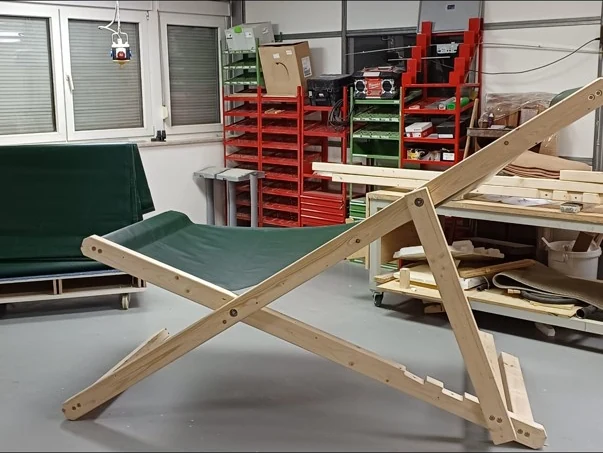 Erster fertiger JEVER XXL-Holzliegestuhl als Prototyp