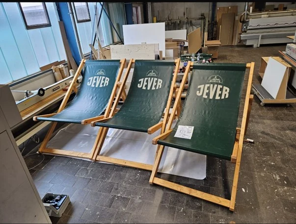 Mehrere JEVER XXL-Liegestühle in der Serienfertigung