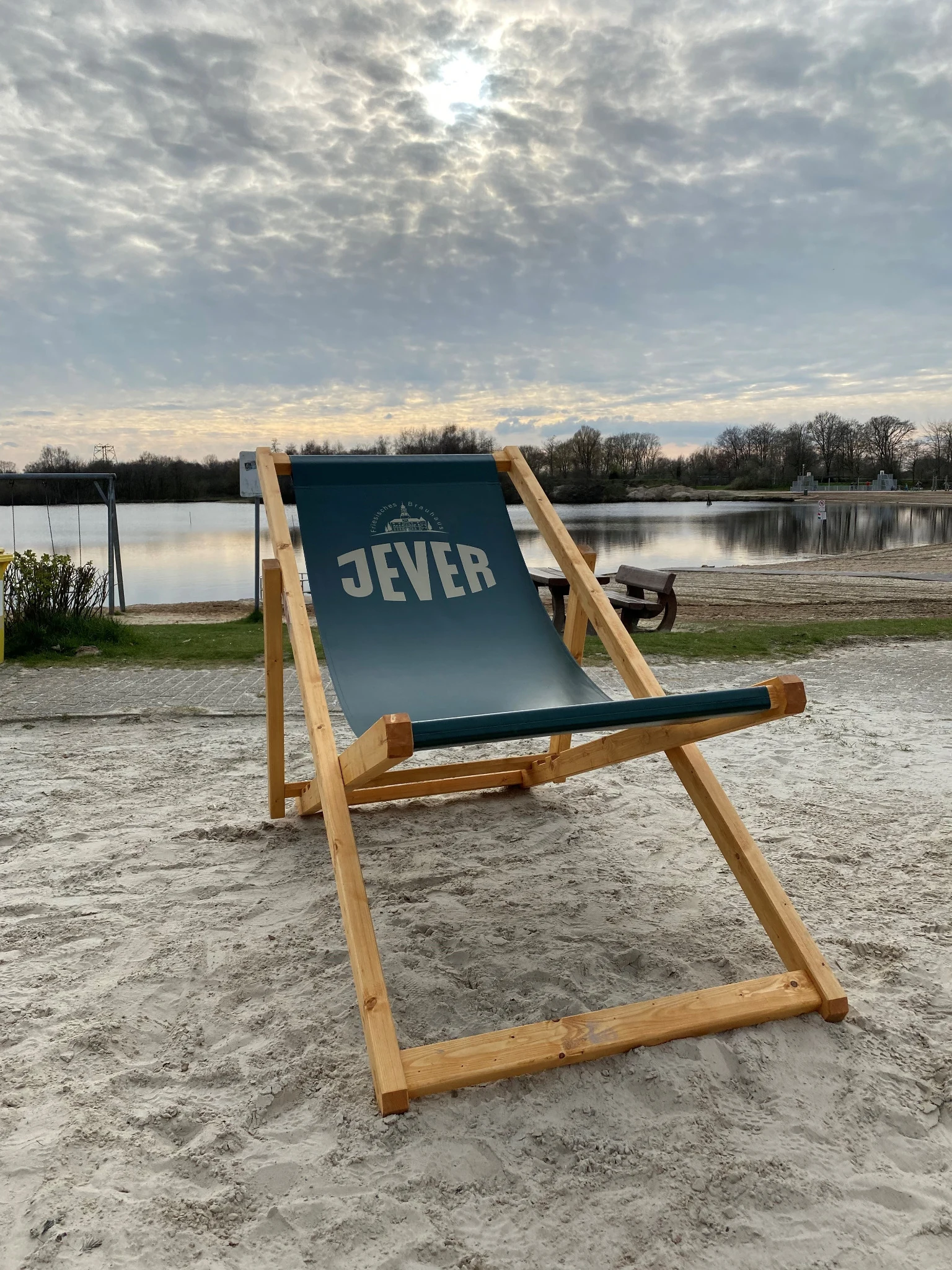 JEVER XXL-Holzliegestuhl im Einsatz am Strand
