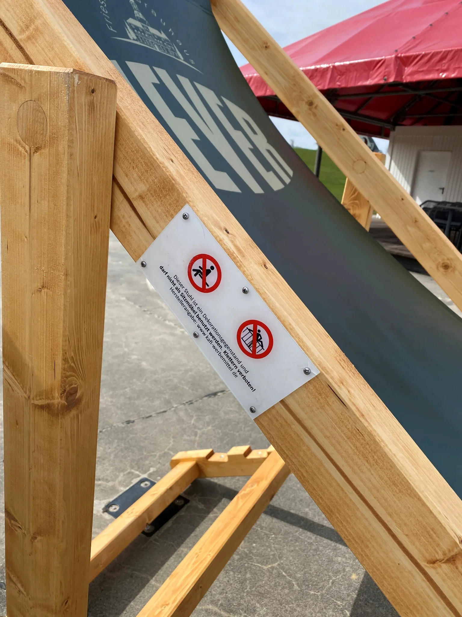 Sicherheitshinweise am JEVER XXL-Holzliegestuhl